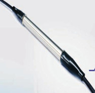 YS-T100鎧裝型光纖光柵溫度傳感器是采用雙端出纖型，具有結(jié)構(gòu)堅(jiān)固的優(yōu)點(diǎn)，防火防爆，應(yīng)用于油罐、電纜、混凝土測(cè)溫以及隧道、消防等溫度測(cè)量領(lǐng)域。