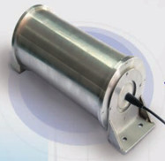 YS-V100光纖振動(dòng)傳感器能夠同時(shí)對(duì)三維振動(dòng)信號(hào)進(jìn)行采集和定位，適用于引擎、發(fā)電機(jī)泵、橋梁、路基、變壓器等領(lǐng)域的振動(dòng)監(jiān)測(cè)。